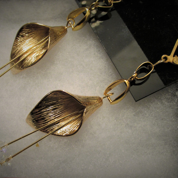 18K GP Cala Lily Earrings w/ Swarovski Crystal - Picture 3 of 4